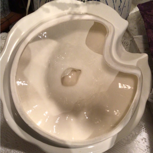 California Pottery Grape Embossed Soup Tureen - Picture 8 of 16